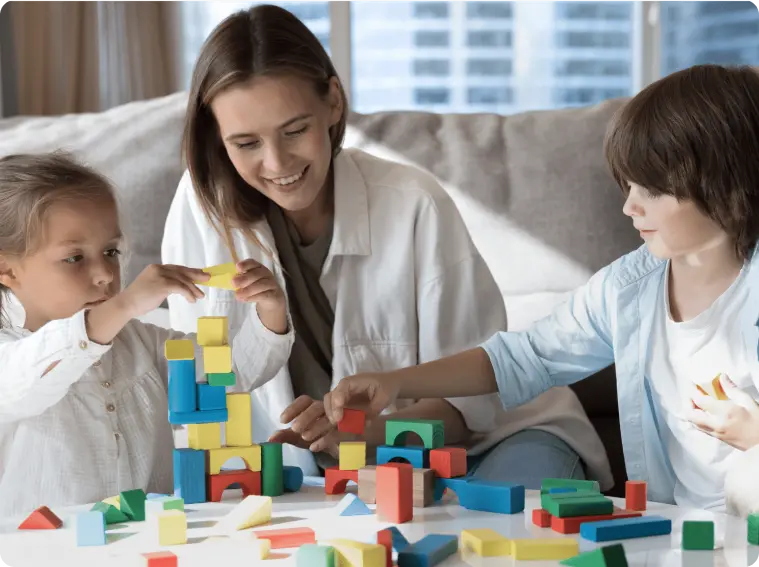 Photo d'une Éducatrice Domissori avec 2 enfants